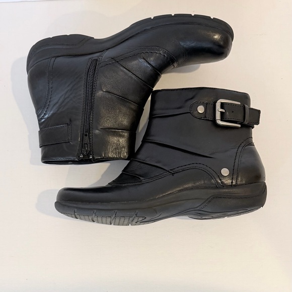 Clarks Black Leather Ankle Booties Size 9.5 boot comfortable boots - Picture 2 of 11